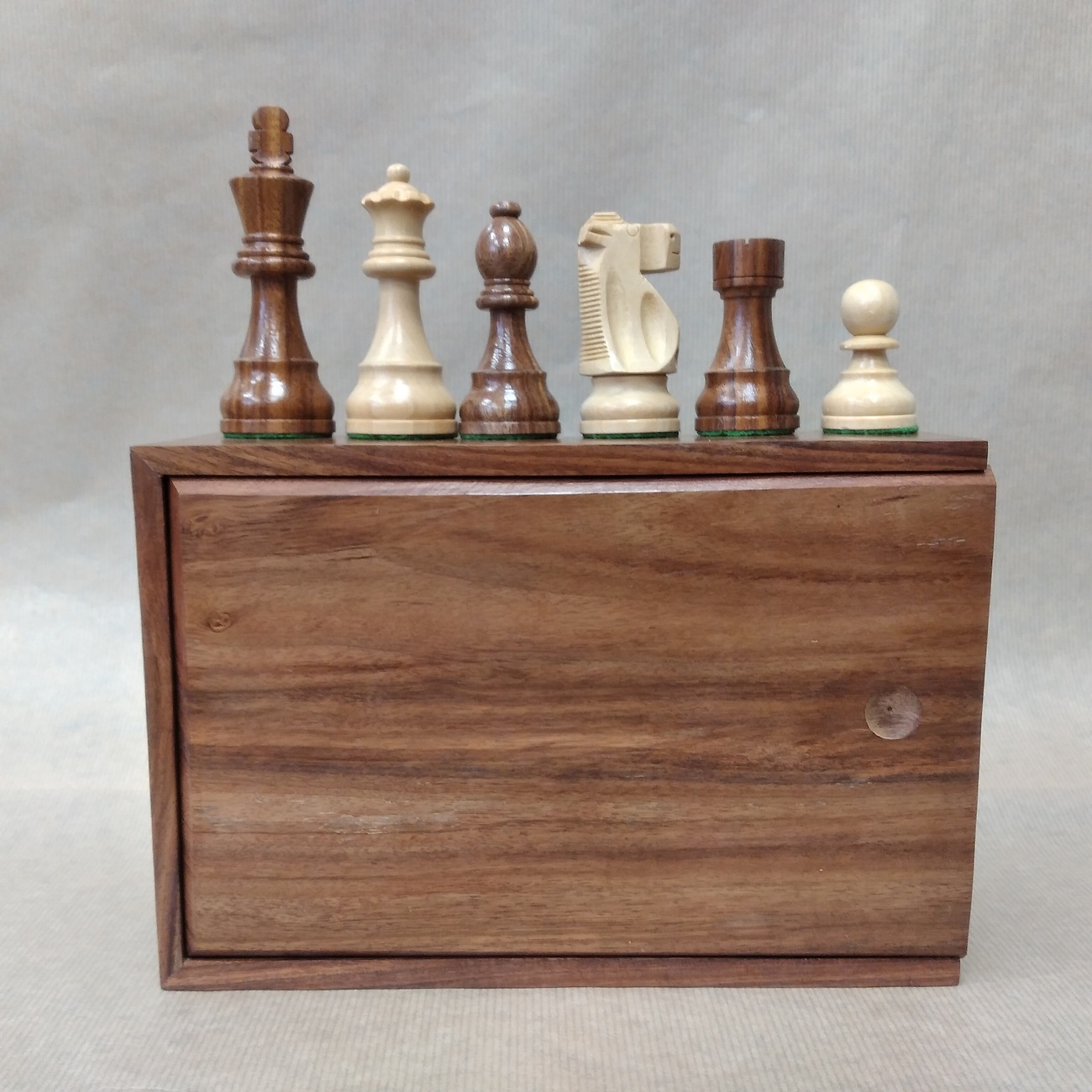 כלי שחמט מעץ  BOXWOOD & SHEESHAM, דגם סטאונטון צרפתי 95 מ''מ בקופסת עץ. מק''ט 4028