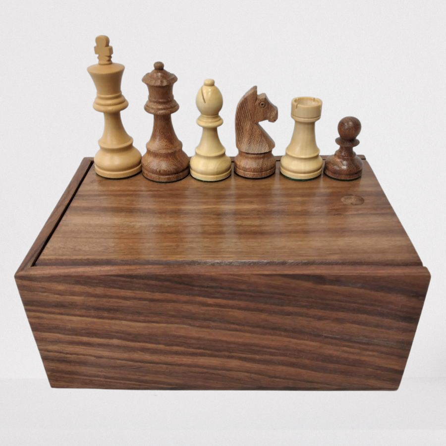 כלי שחמט סטאונטון אוניברסלי  95מ''מ מעץ SHEESHAM בקופסת עץ. מק''ט 4013