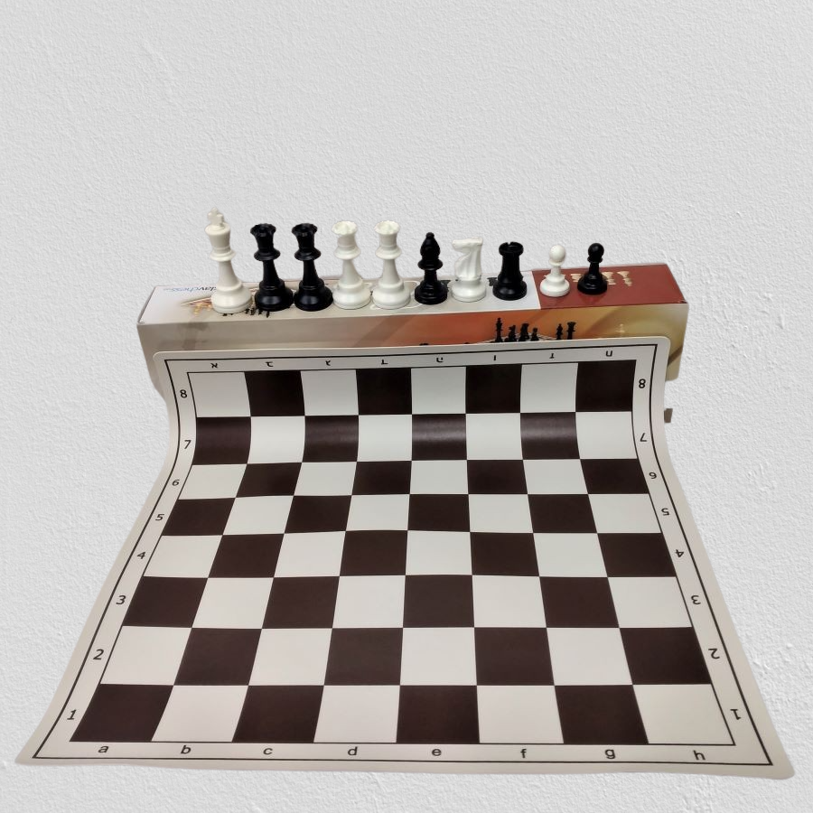 סט שחמט 95 מ''מ מפלסטיק עם לוח בפי.וי.סי תוך קופסת קרטון. מק''ט 4047