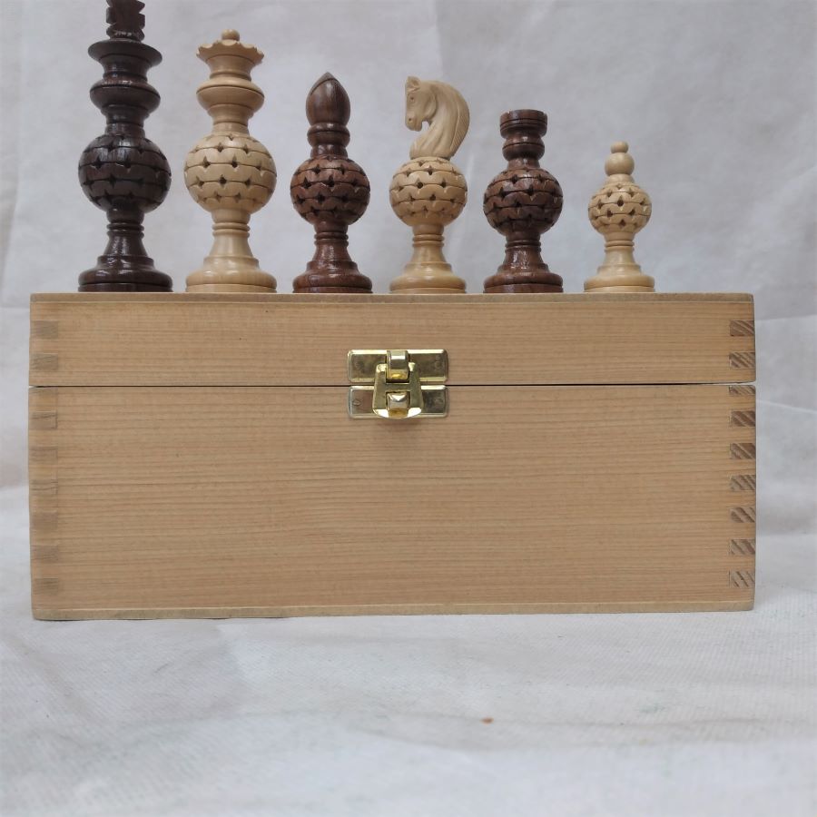 מערכת  כלי שחמט דקורטיביים GLOBE מעץ שישם. מק''ט 4082