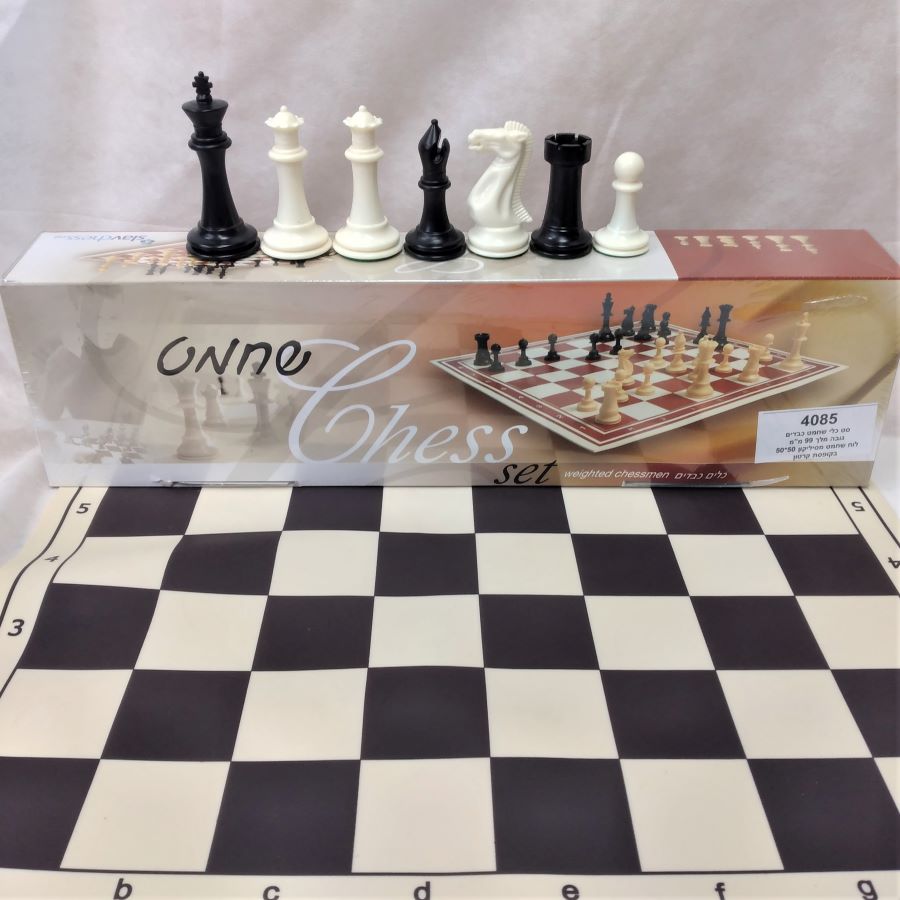 סט כולל כלי שחמט כבדים מפלסטיק (גובה מלך 99 מ''מ) ולוח סיליקון 50*50 ס''מ. מק''ט 4085