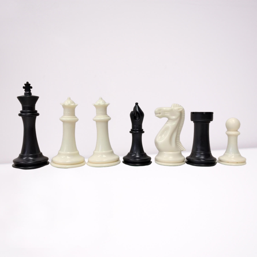 כלי שחמט כבדים מפלסטיק (גובה מלך 99 מ''מ). מק''ט 4101