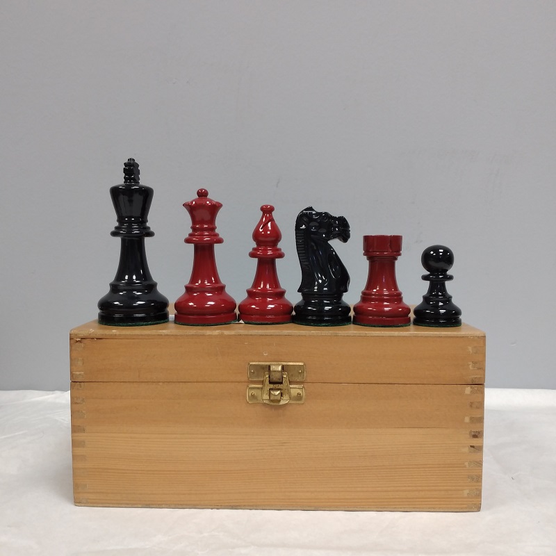 סט שחמט  עץ Staunton מצופה לכה, בגודל 95 מ''מ צבעים שחור/דובדובן (בורדו). מק''ט 4103