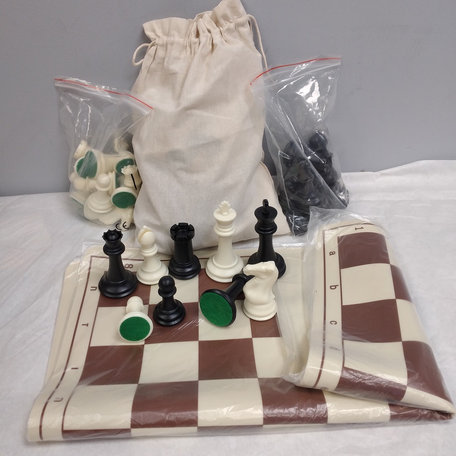 ערכת שחמט פלסטיק עם תוספת משקל, גובה המלך 106 מ''מ  עם לוח סיליקון בתוך שקית כותנה. מק''ט 4109