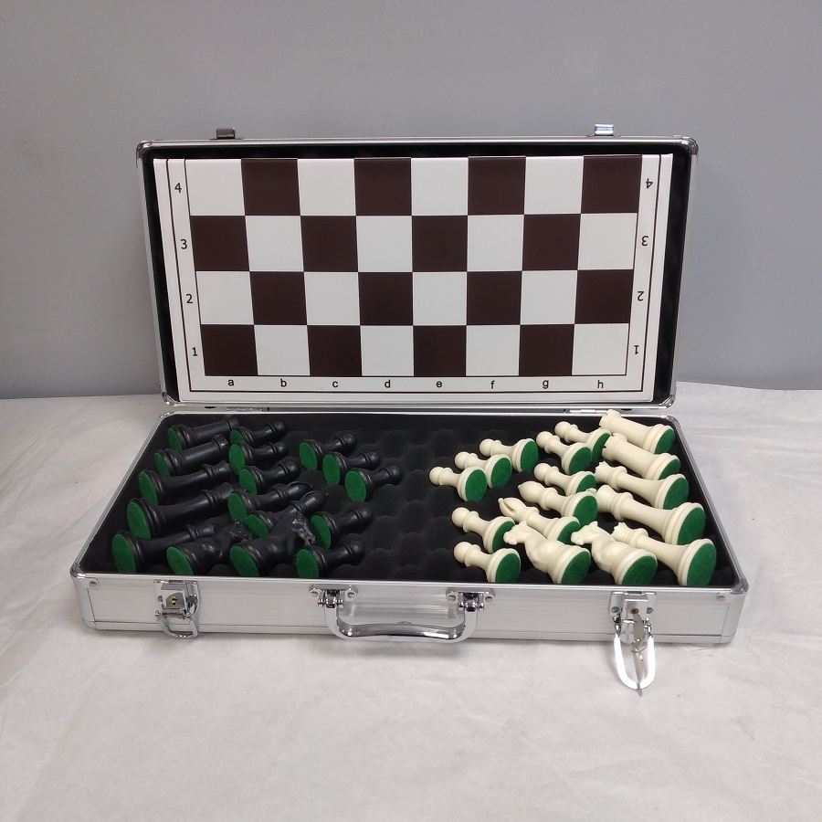 סט כלי שחמט פלסטיק 106 מ''מ במזוודת אלומיניום. מק''ט 4110